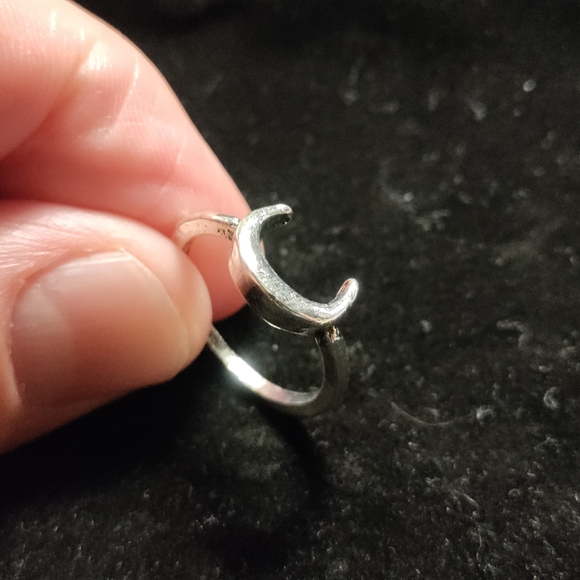 NEW Elegant Silver Crescent Moon Ring - Picture 2 of 4